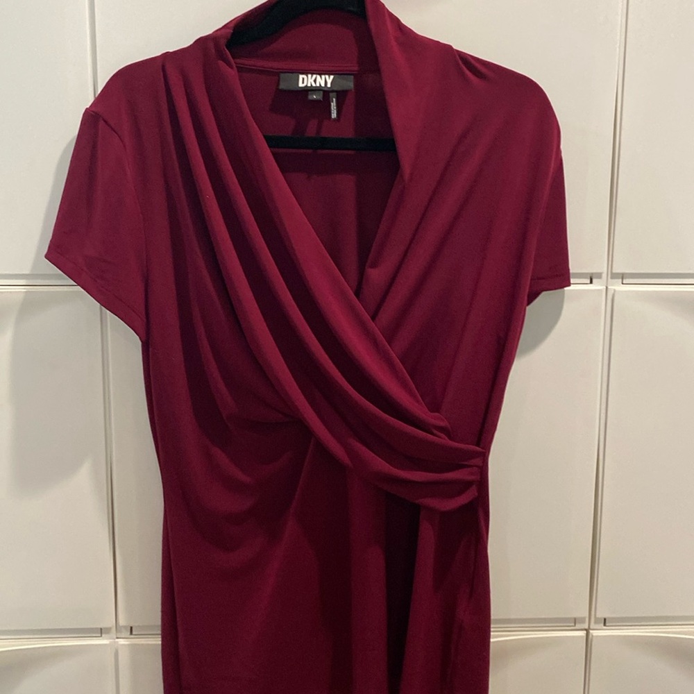 Cabernet DKNY lovely women’s gathered front top.Nice fabric has smoothing effect